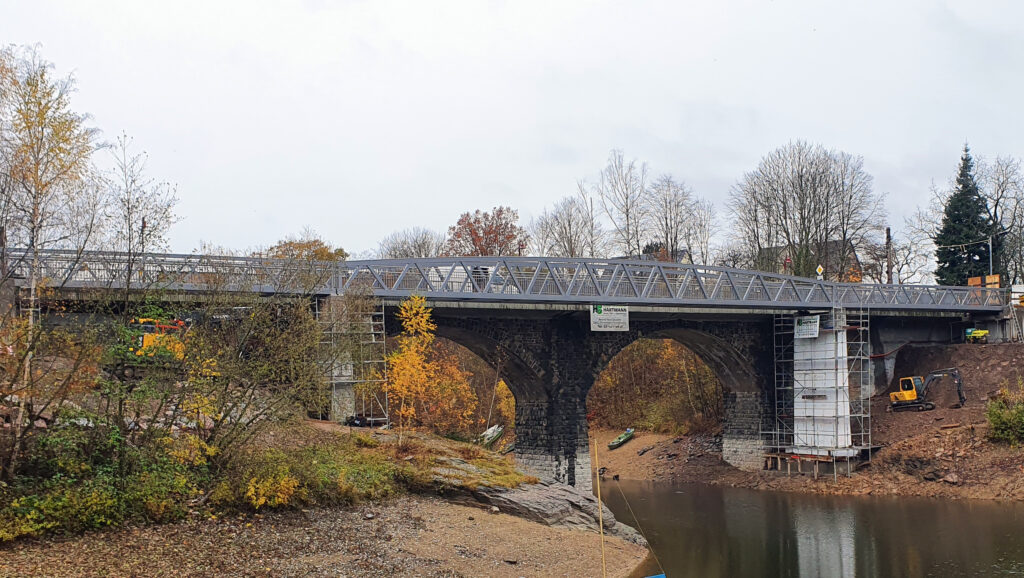 Eine Brücke die als Header benutzt wird